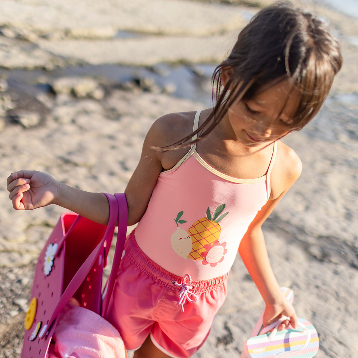 Look du short de bain rose en microfibre au look sportif, enfant