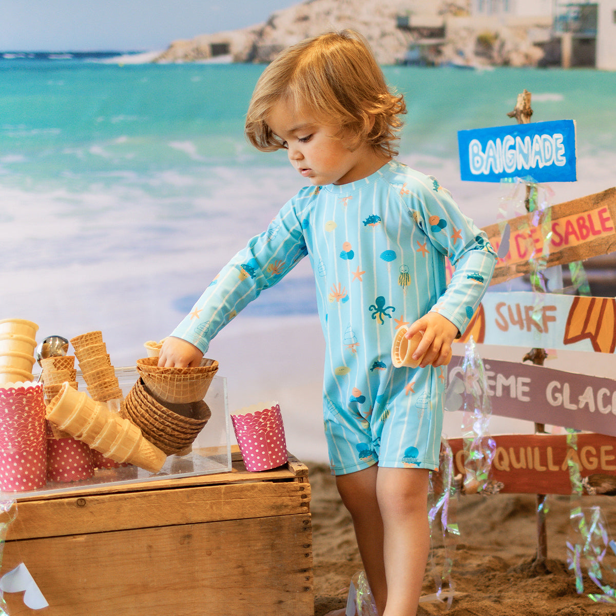 Maillot de bain une pièce bleu avec rayures et motifs, bébé