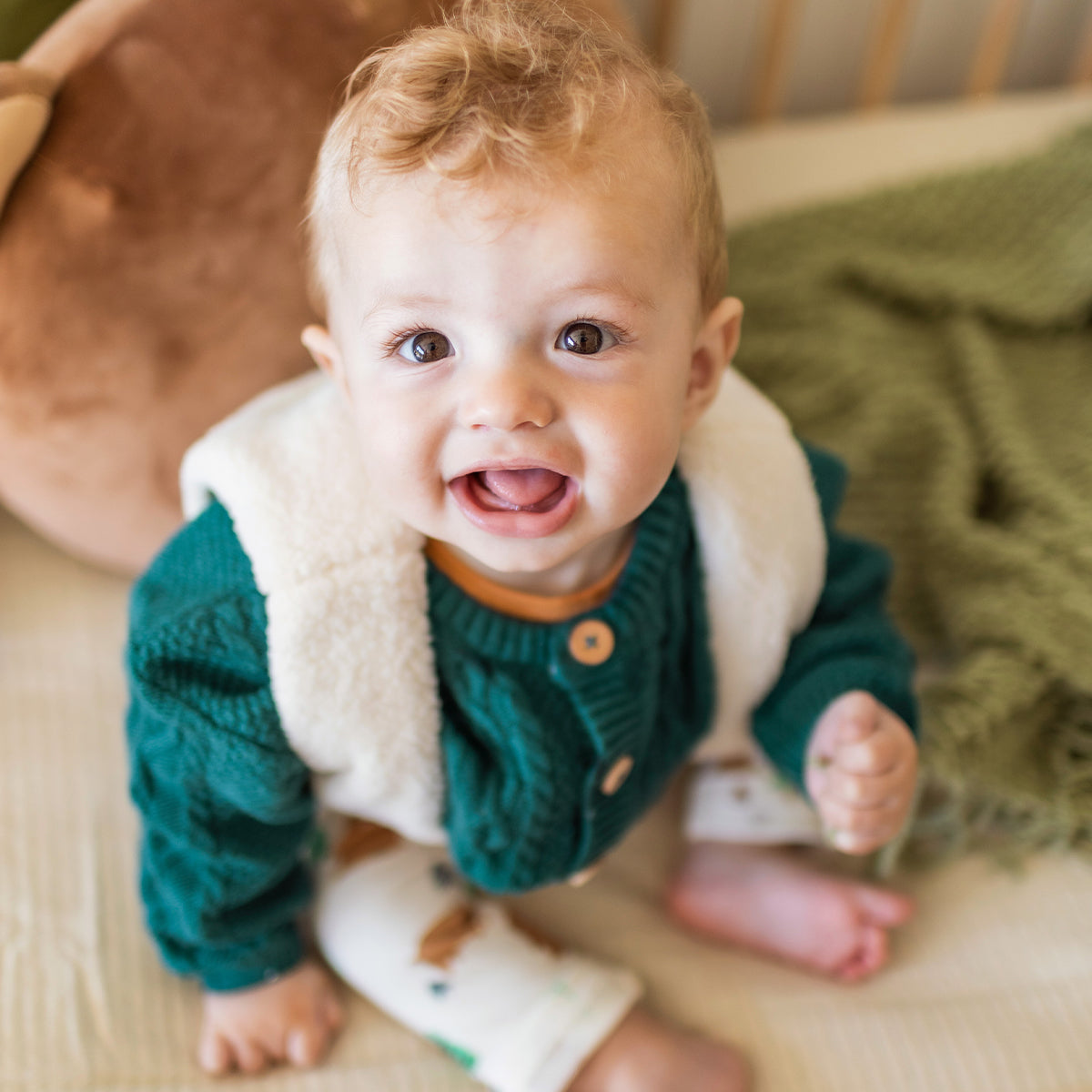 Photo d'un bébé portant le cardigan bleu sarcelle en tricot, naissance