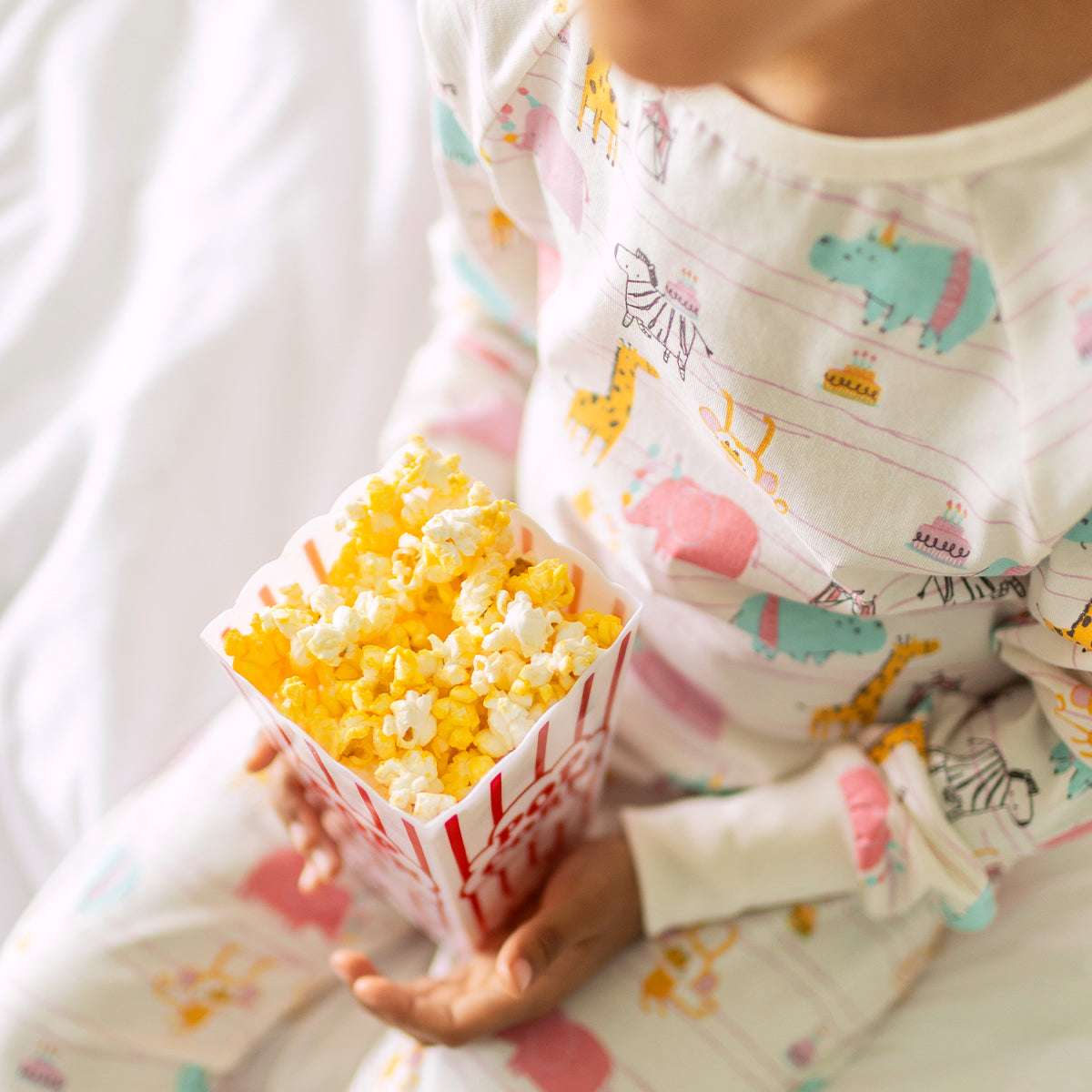 Photo d'un enfant portant le pyjama deux pièces crème à motifs d’animaux, enfant