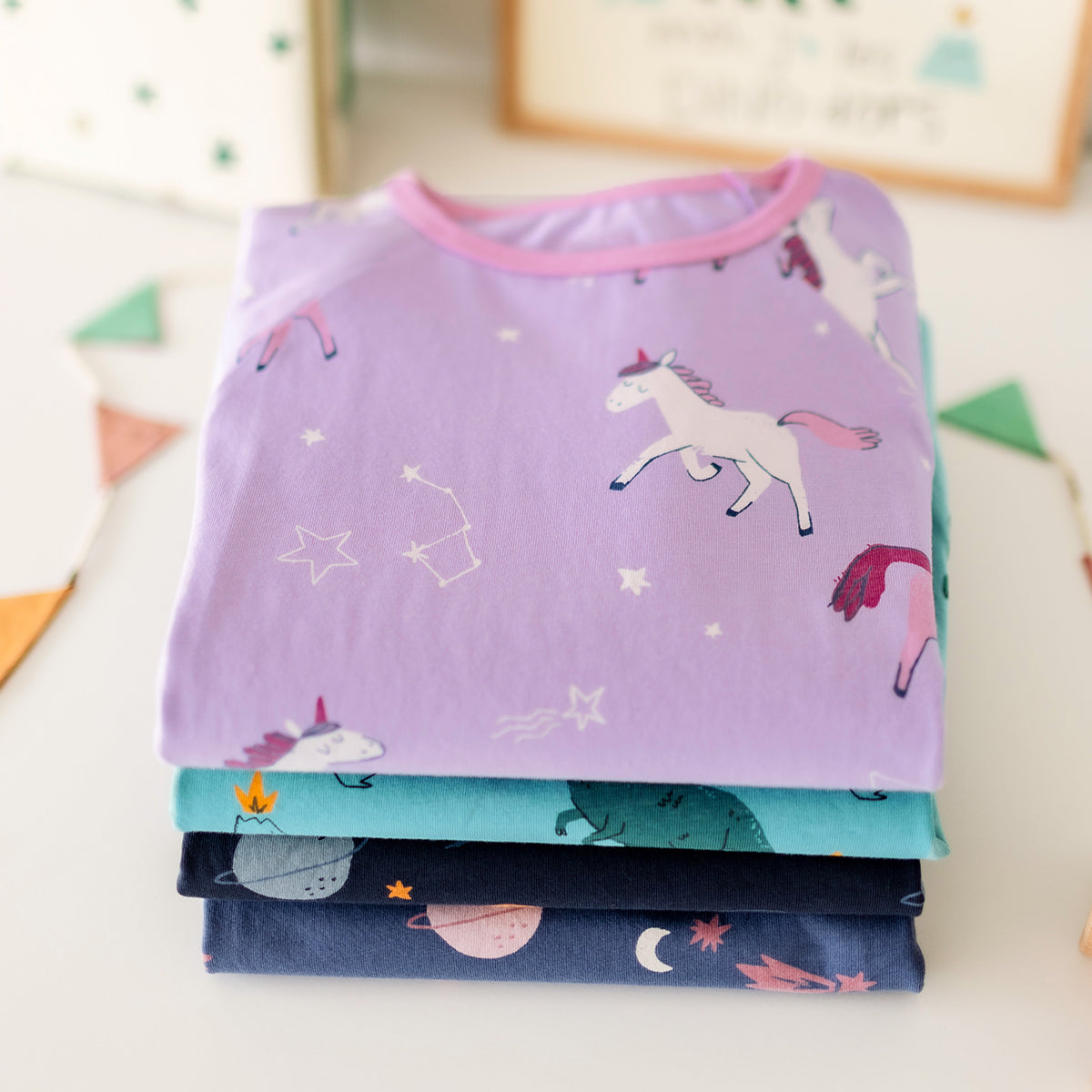 Présentation du pyjama deux pièces bleu foncé à motifs de planètes, enfant