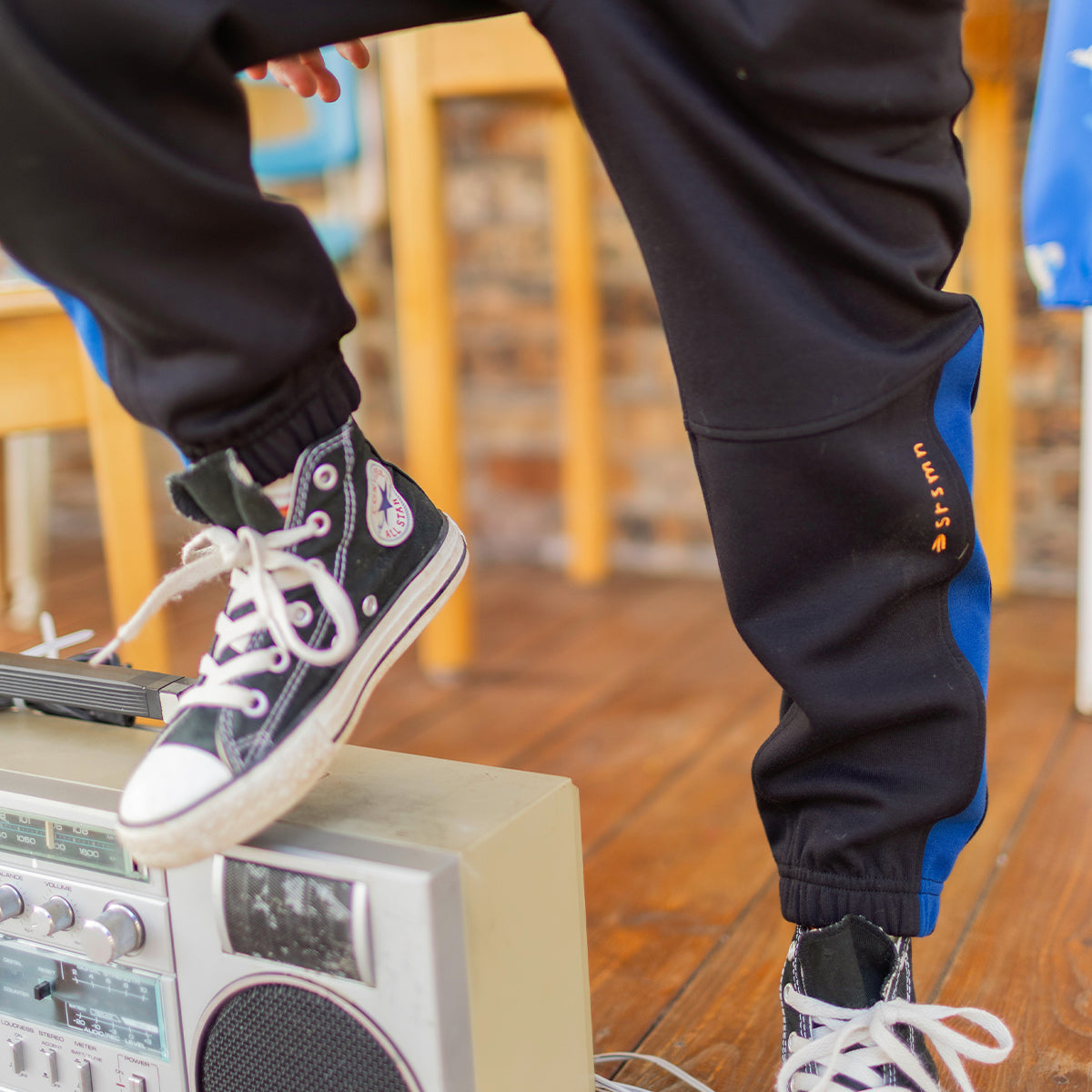 Zoom du pantalon noir style jogger, enfant