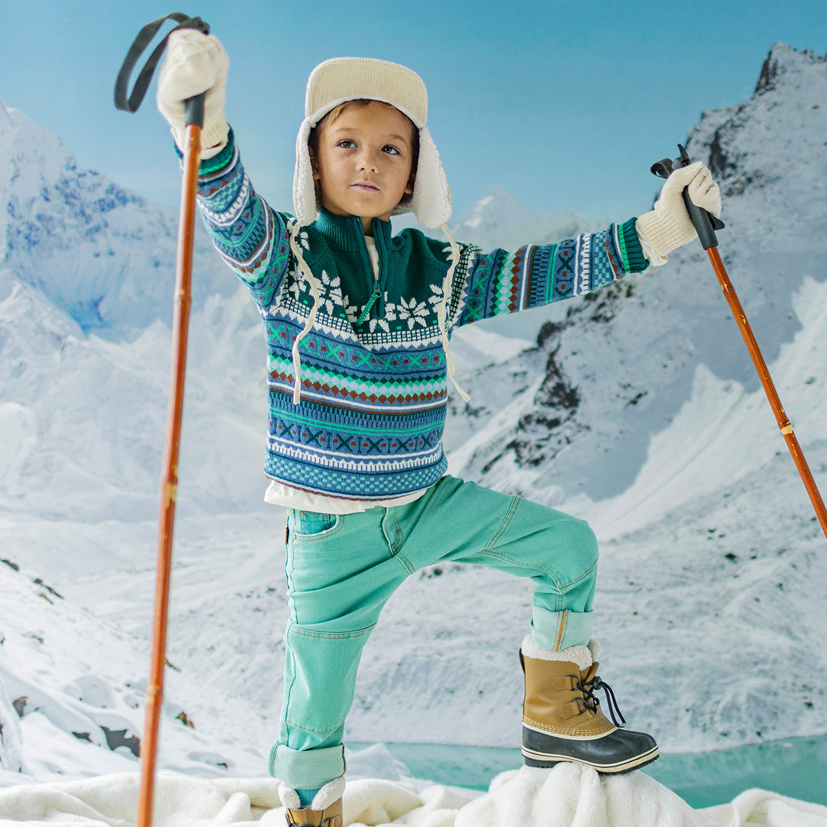 Photo d'un enfant portant le chandail sarcelle en tricot avec motifs, enfant