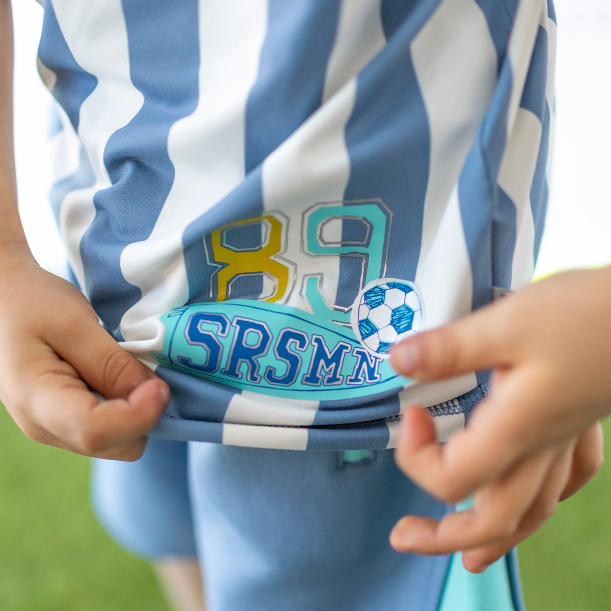 Zoom imprimés du t-shirt de sport bleu et blanc à rayures, enfant