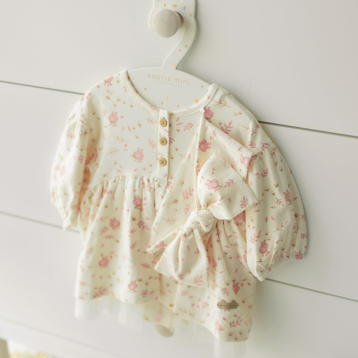 Présentation de l'ensemble robe et bandeau crème avec motifs, naissance