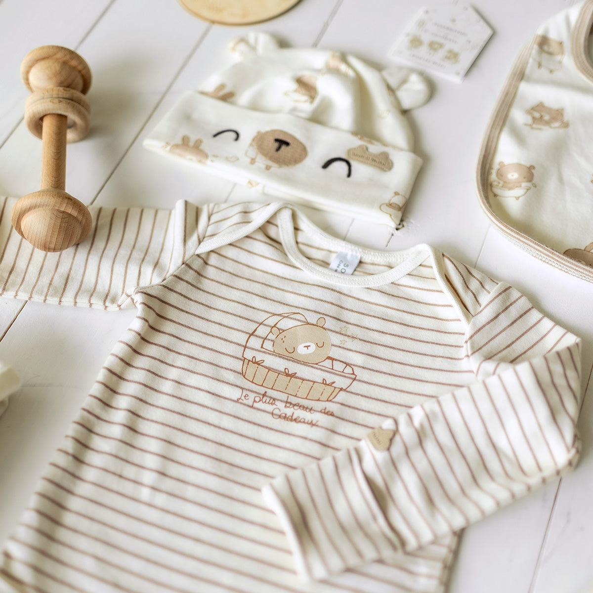 Cache-couche, bonnet et hochet de bois du coffret cadeau crème et beige « Le Classique » (8 pièces), naissance