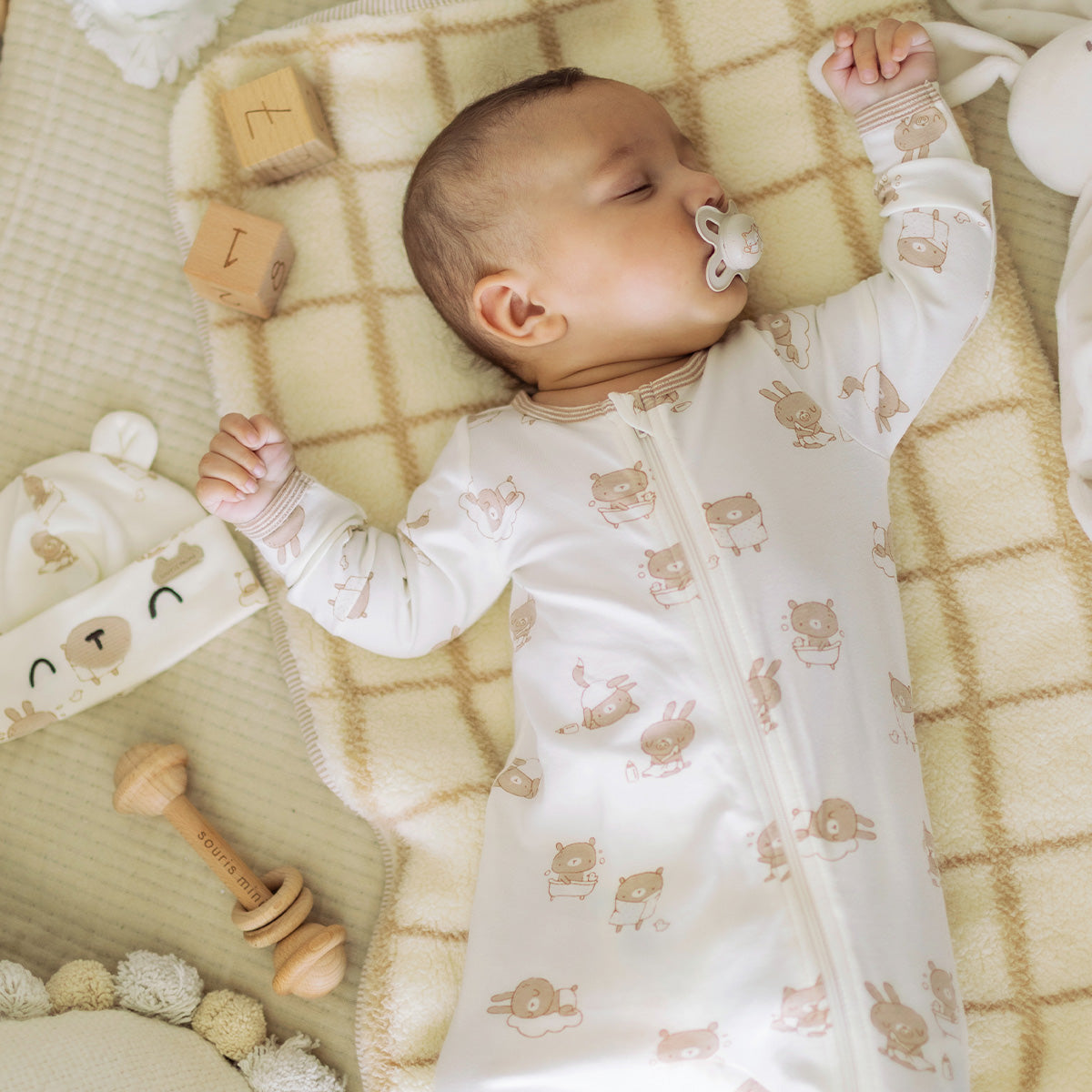 Bébé portant le pyjama crème à motifs du coffret cadeau crème et beige « Le Classique » (8 pièces), naissance