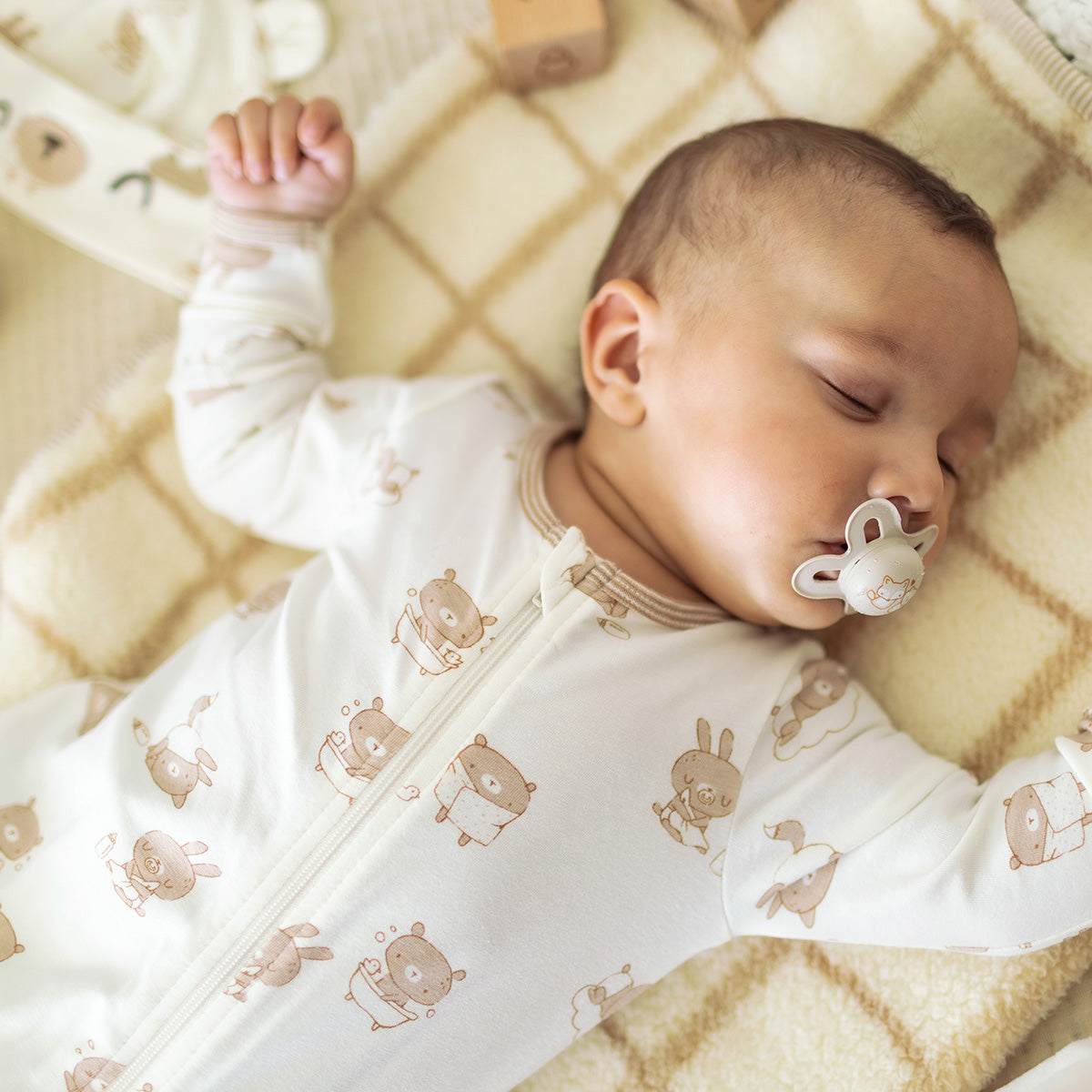 Bébé portant le pyjama crème à motifs du coffret cadeau crème et beige « Le Classique » (8 pièces), naissance
