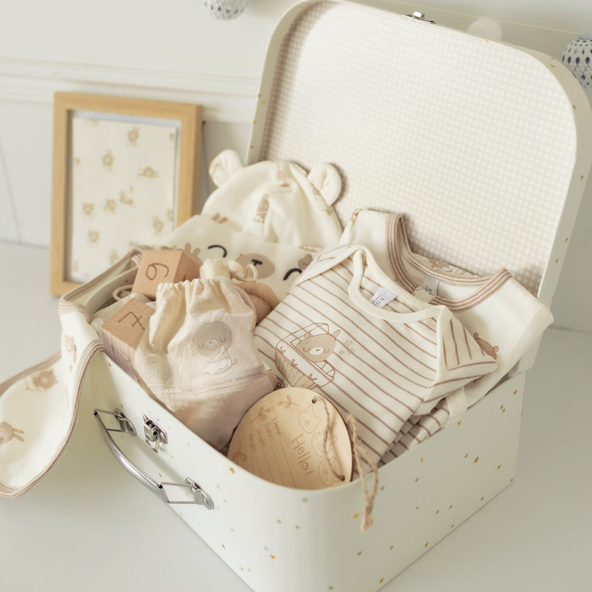 Présentation du coffret cadeau crème et beige « Le Classique » (8 pièces), naissance