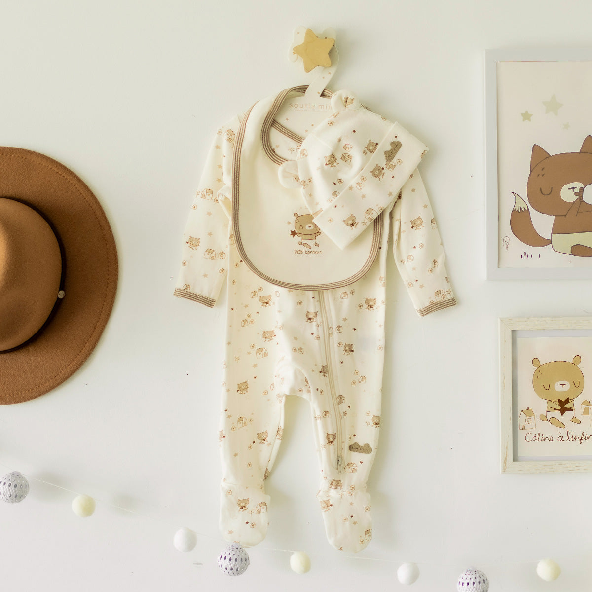 Présenation de l'ensemble pyjama, bavoir et chapeau crème et beige, naissance