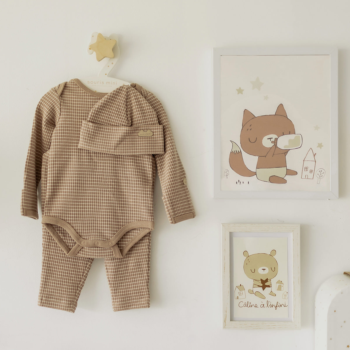 Présentation de l’ensemble cache-couche, pantalon et bonnet beige, naissance