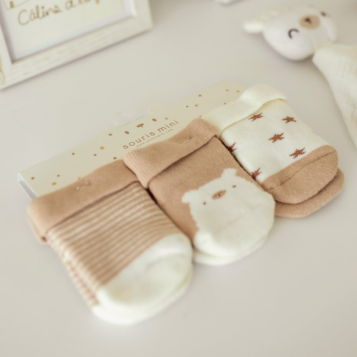 Présentation du trio de chaussettes crème et beige, naissance