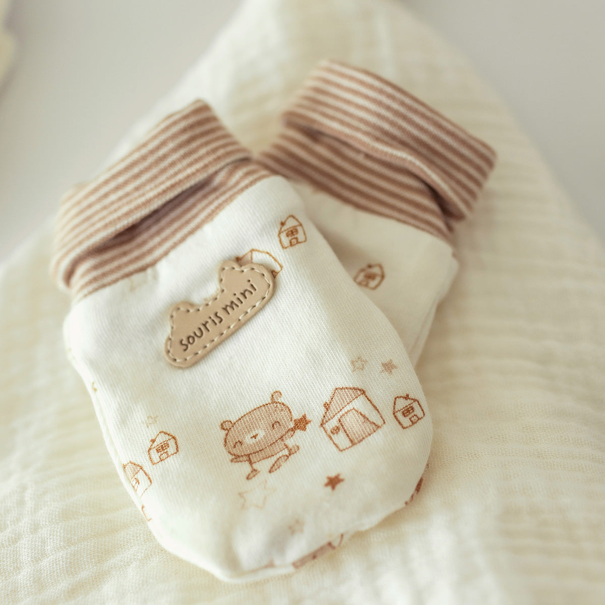 Mitaines de l’ensemble doudou, mitaines et pantoufles crème, naissance