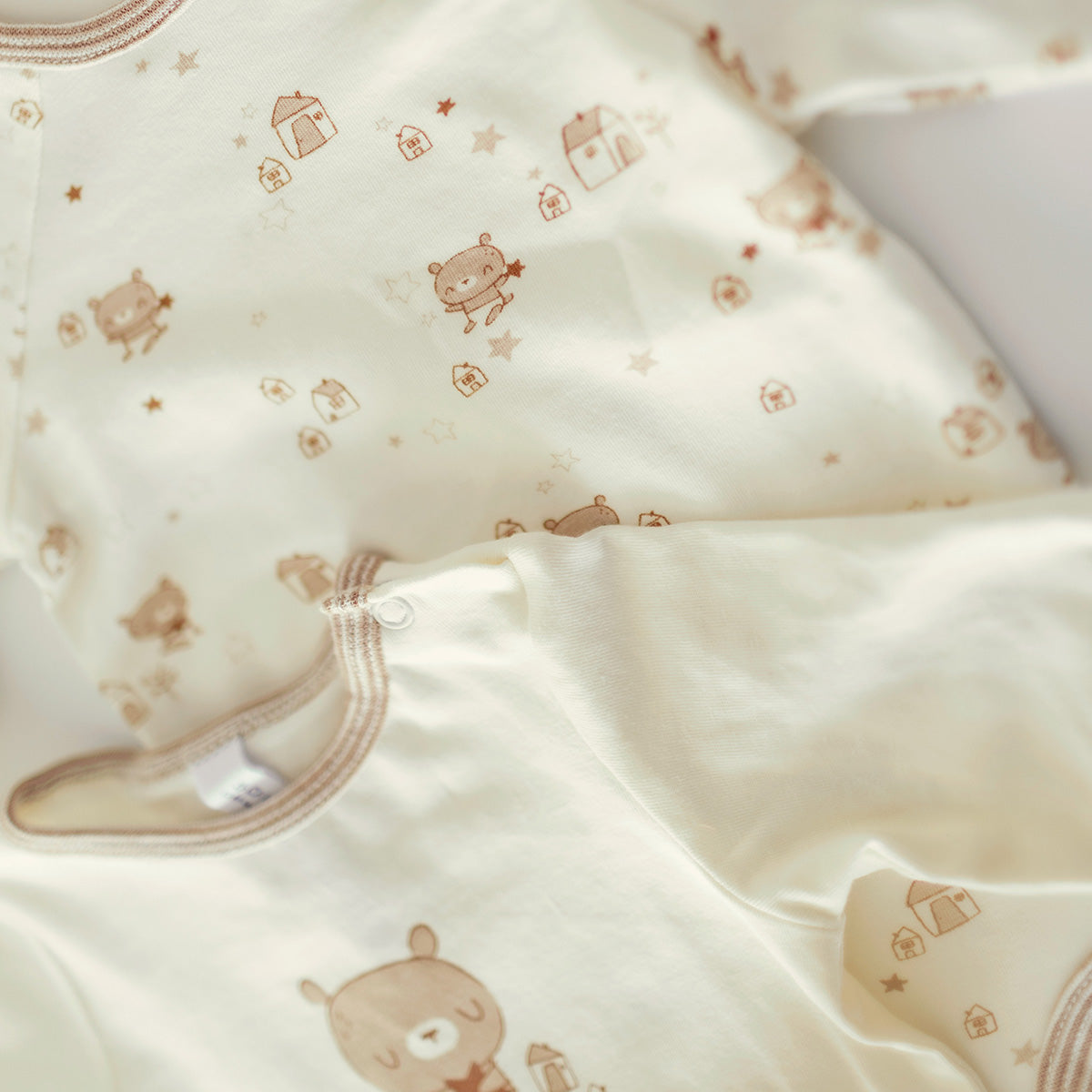 Zoom présentation de l’ensemble de deux cache-couches beige et crème, naissance