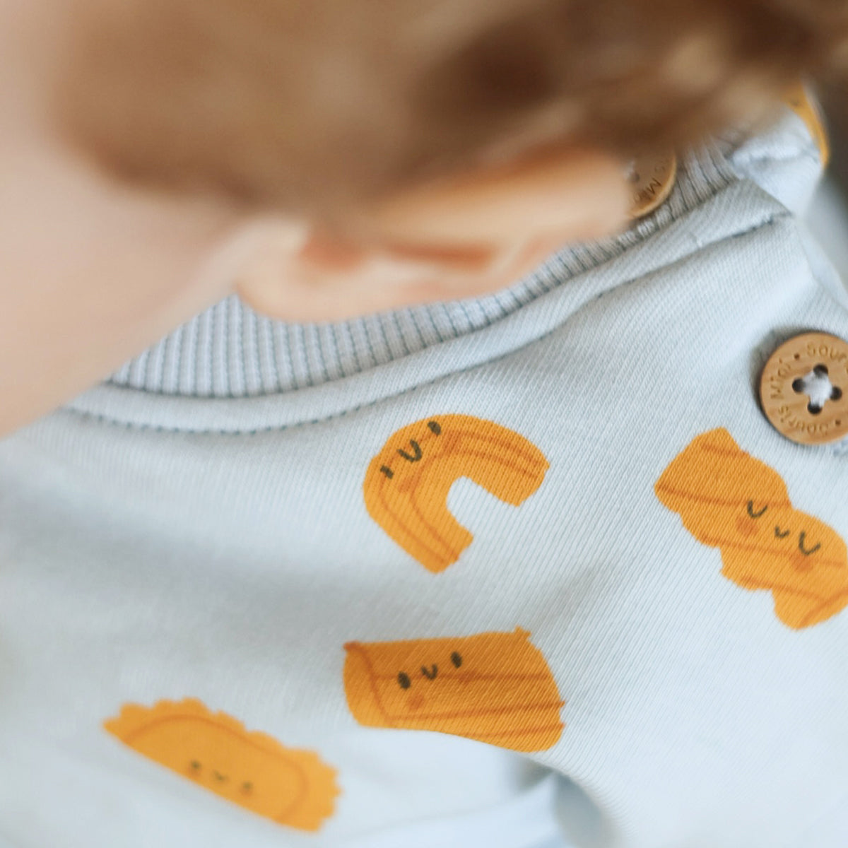 Chandail bleu à motifs de pâtes, naissance