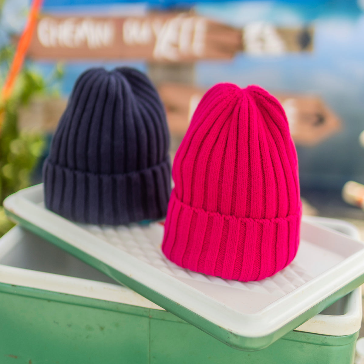 Présentation de la tuque bleu marine en tricot, enfant