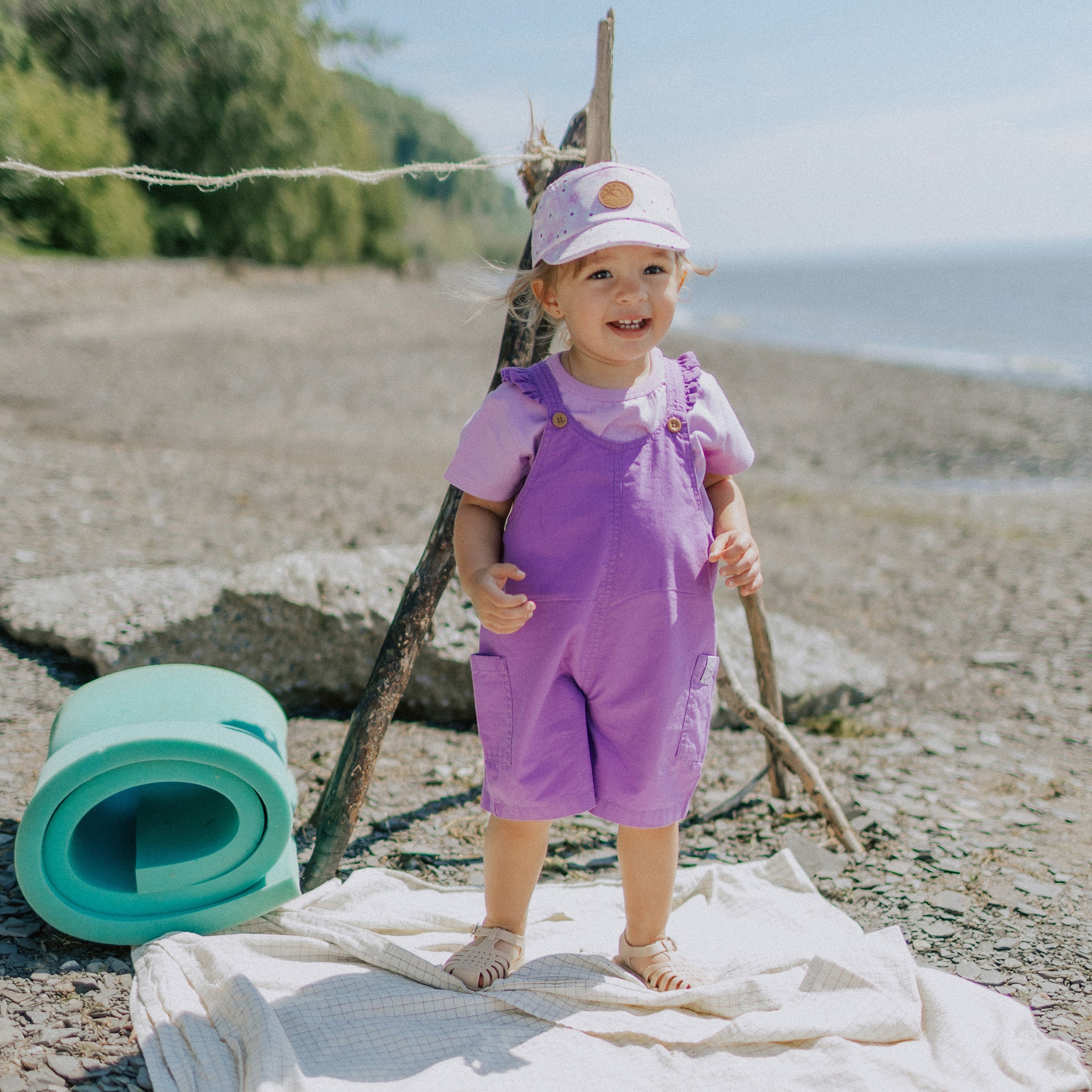 Look de la salopette courte mauve avec bretelles à volants en coton, bébé