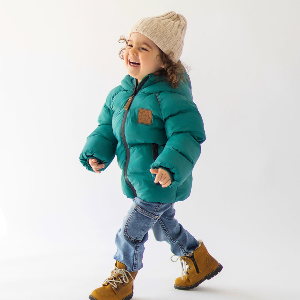 Photo d'un enfant portant le manteau doudoune turquoise, bébé