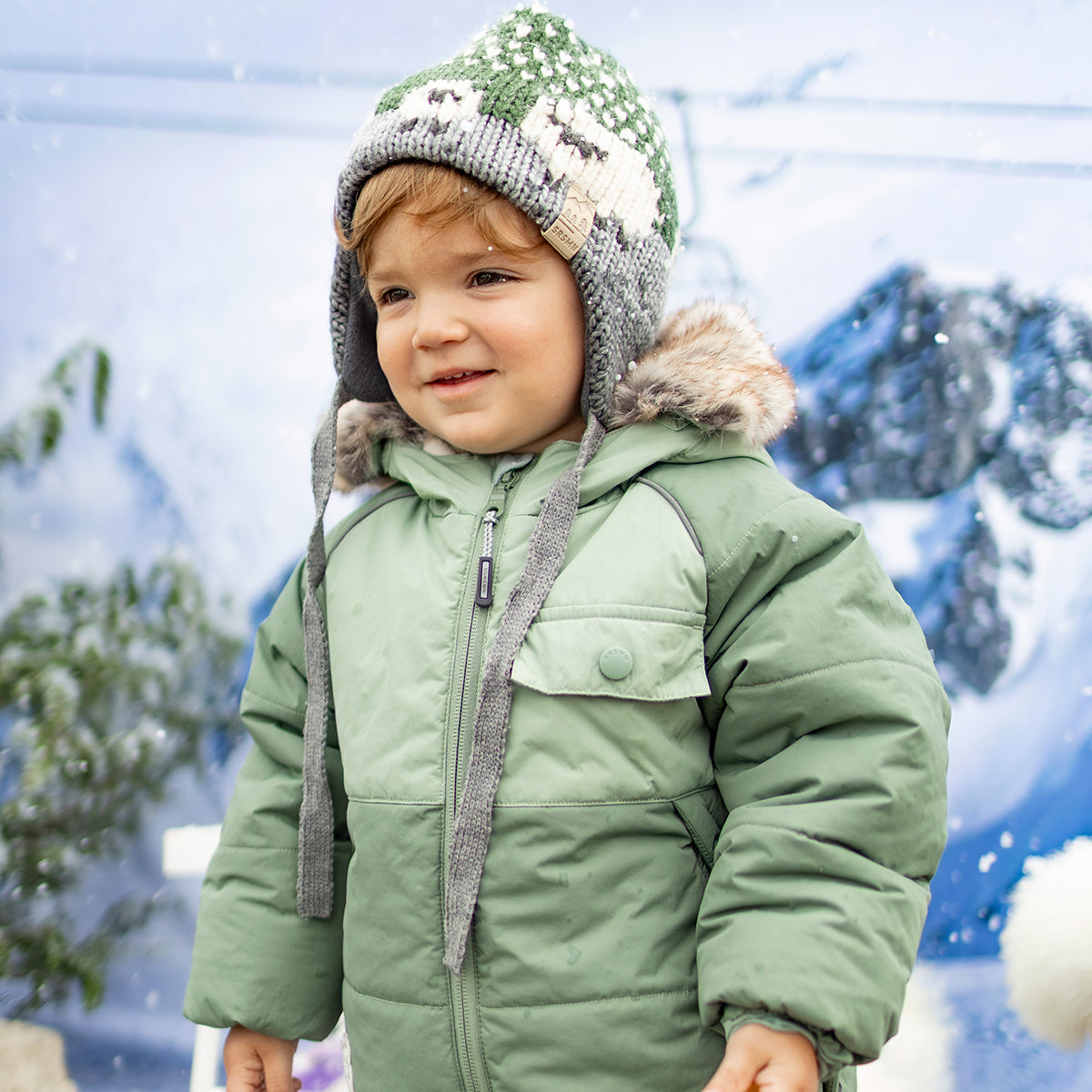 Photo d'un bébé portant la tuque verte en tricot avec moutons, bébé