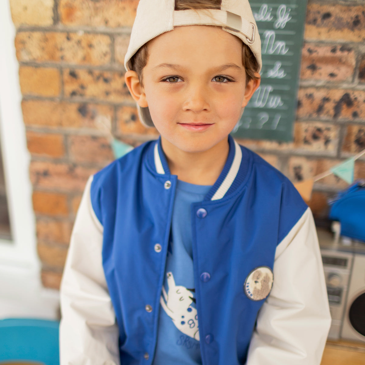 Photo d'un enfant portant le blouson bomber bleu et crème, enfant