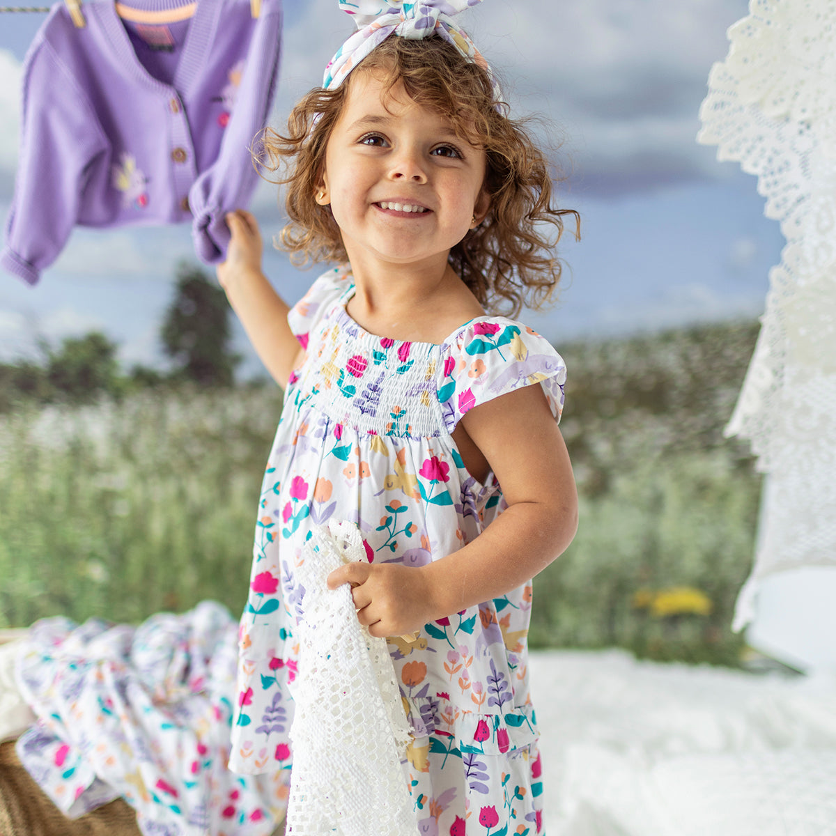 Look de la robe blanche en viscose à motifs de fleurs et colibris, bébé