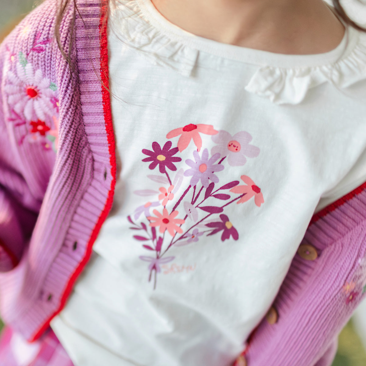Photo d'un enfant portant le t-shirt crème avec imprimé, enfant