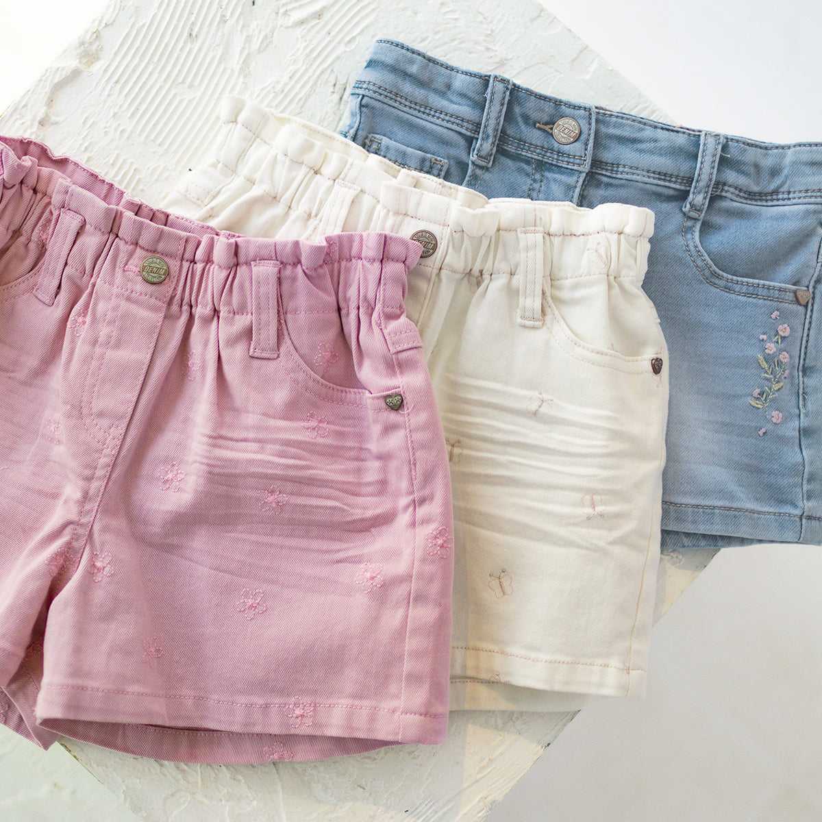 Short rose en denim avec broderies de fleurs, enfant