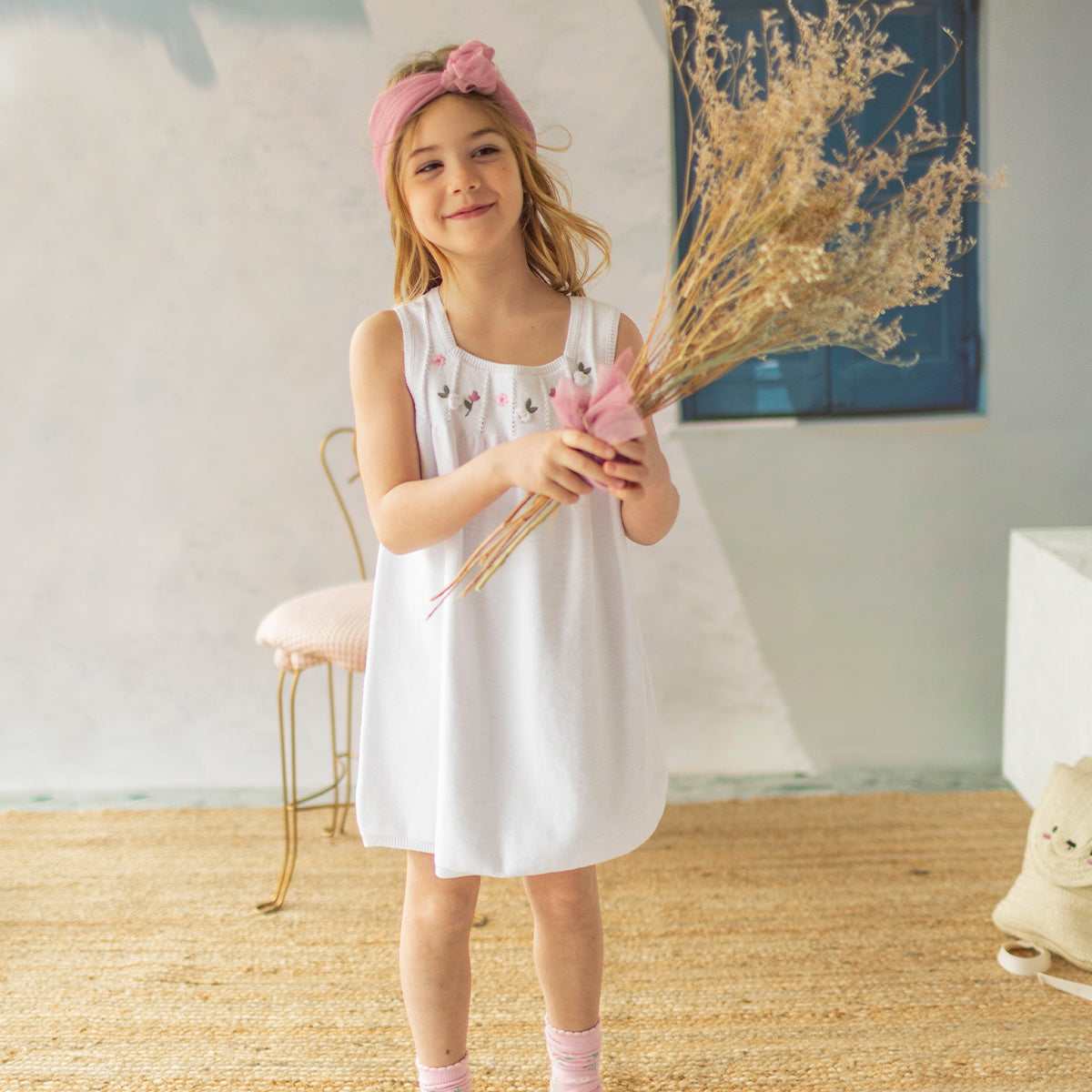 Look de la robe blanche en tricot avec broderies florales, enfant