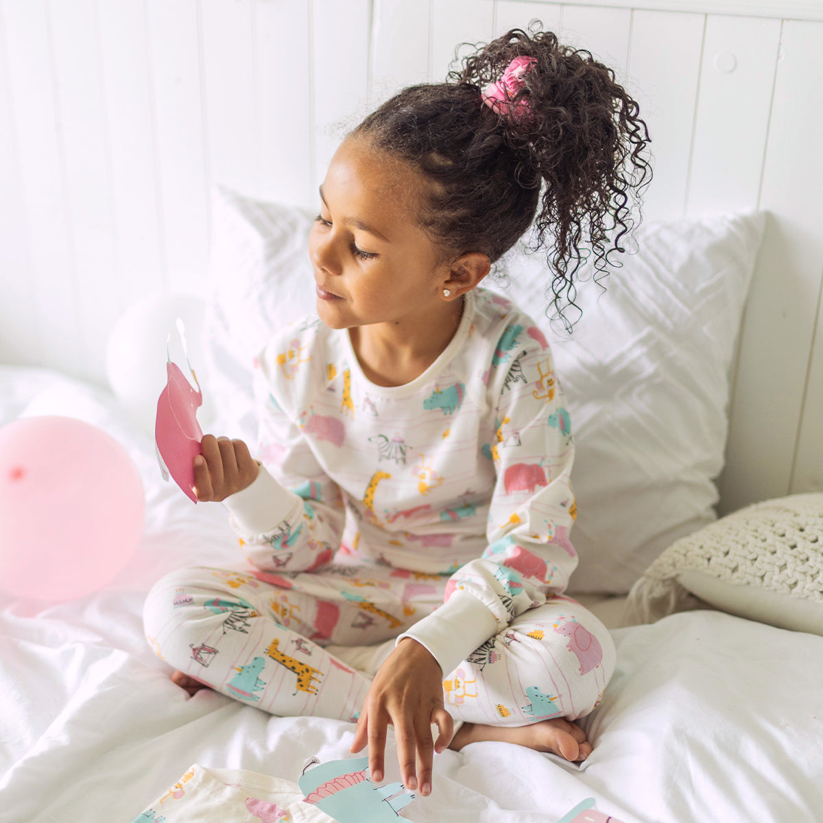 Photo d'un enfant portant le pyjama deux pièces crème à motifs d’animaux, enfant