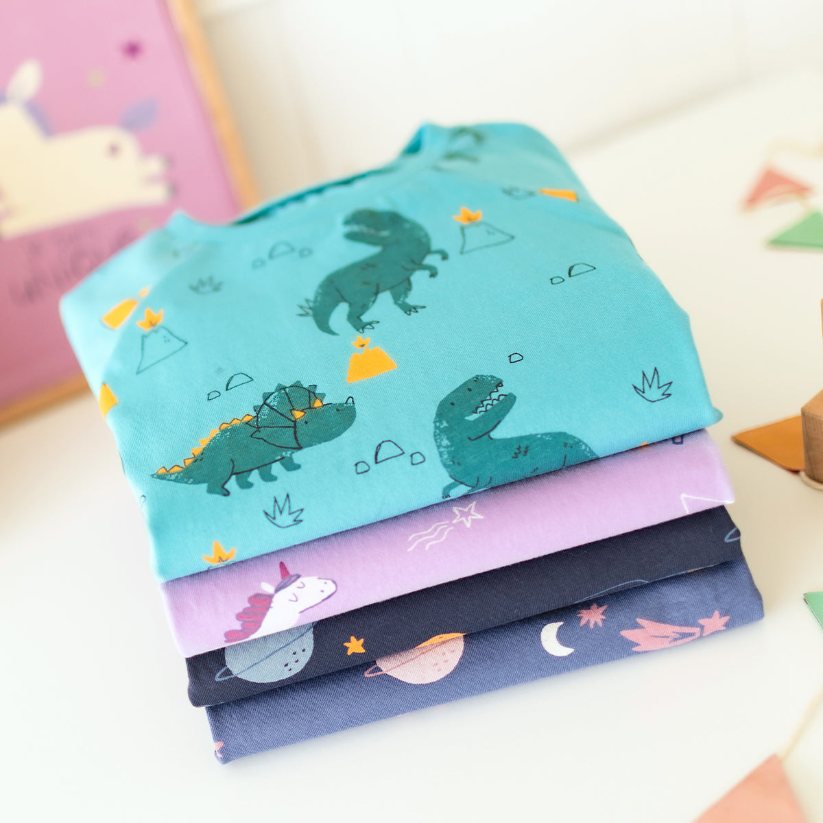 Présentation du pyjama deux pièces turquoise à motifs de dinosaures, enfant