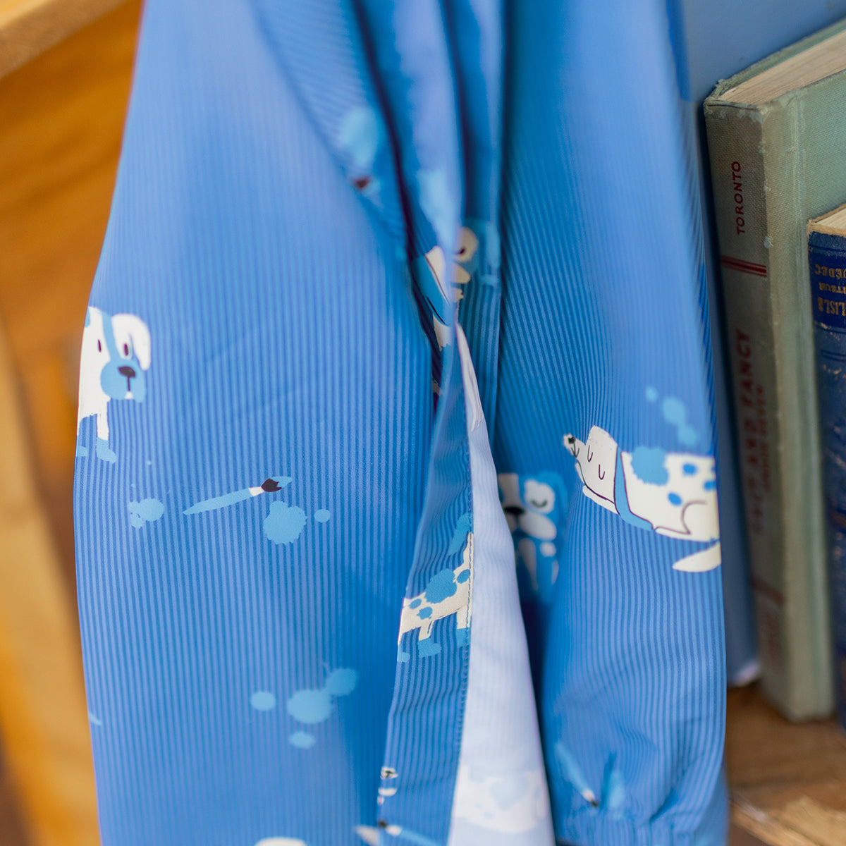 Zoom du couvre-tout bleu à rayures et motifs de chiens, enfant