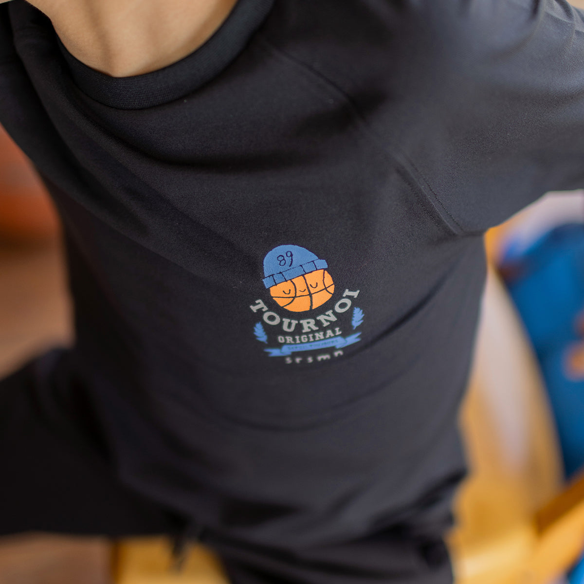 Zoom détails du t-shirt noir avec illustration, enfant