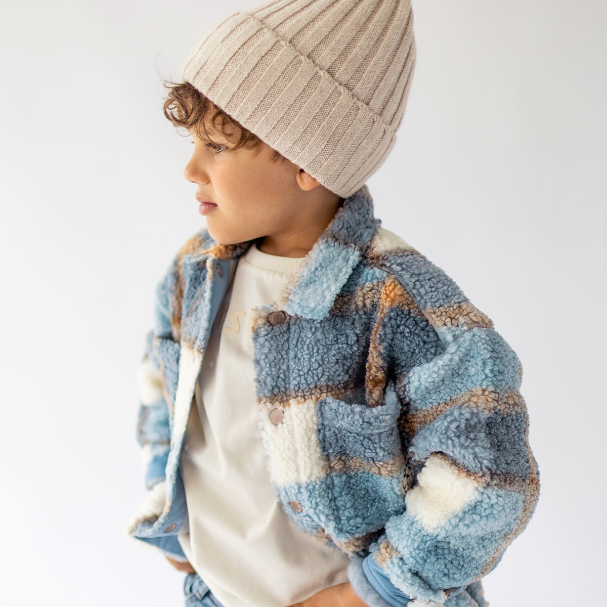 Photo d'un enfant portant la surchemise bleue à carreaux, enfant