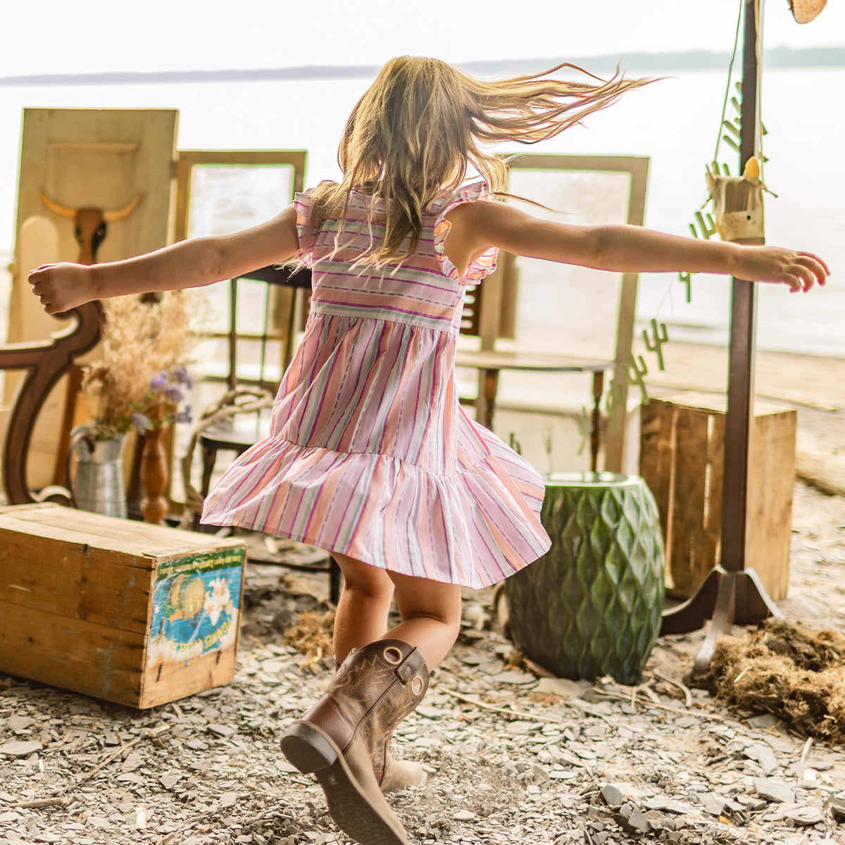 Robe à rayures colorées, enfant