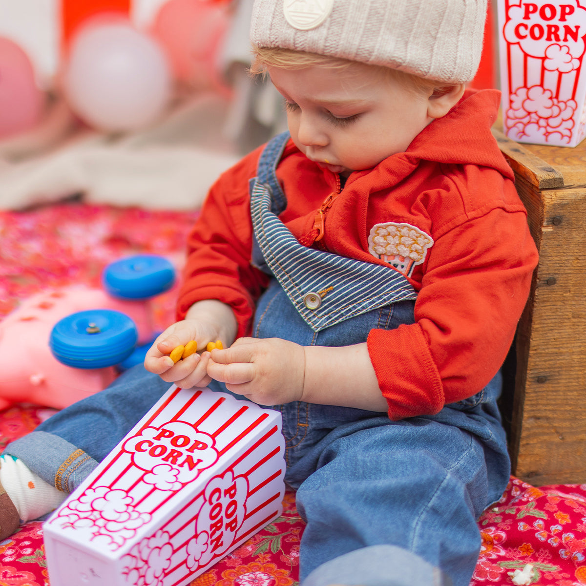 Photo d'un enfant portant la veste à capuchon rouge en coton français, bébé