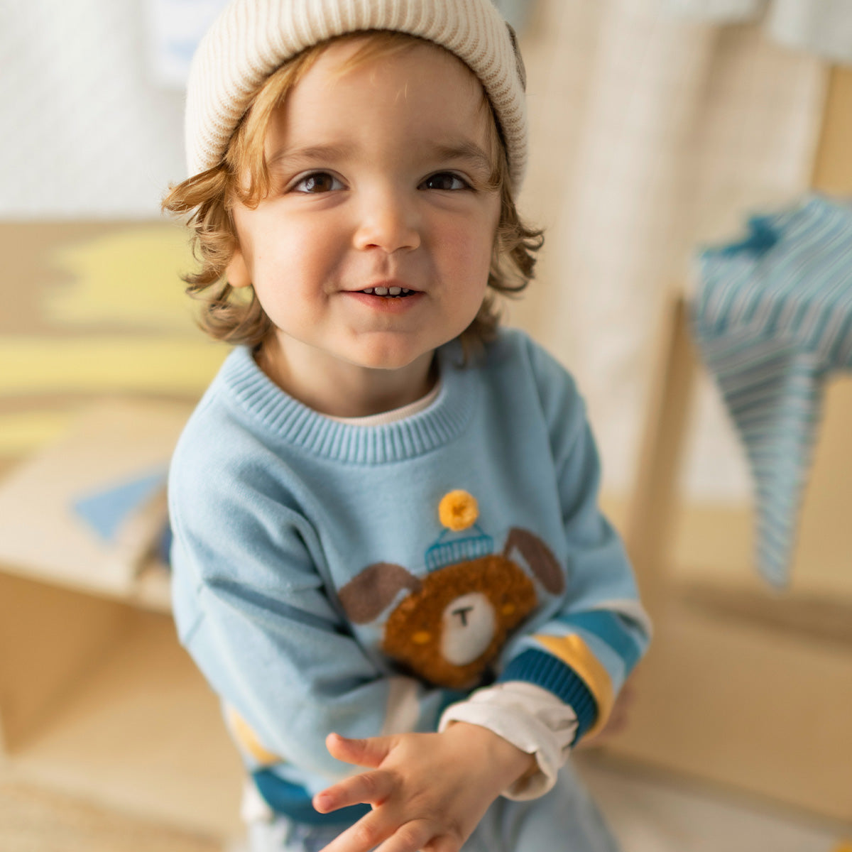 Chandail de maille bleu avec illustration pour bébé à manches longues, avec motif texturé d'un chiot sur le devant.