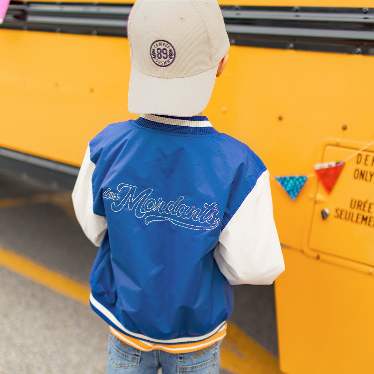 Photo de dos d'un enfant portant le blouson bomber bleu et crème, enfant