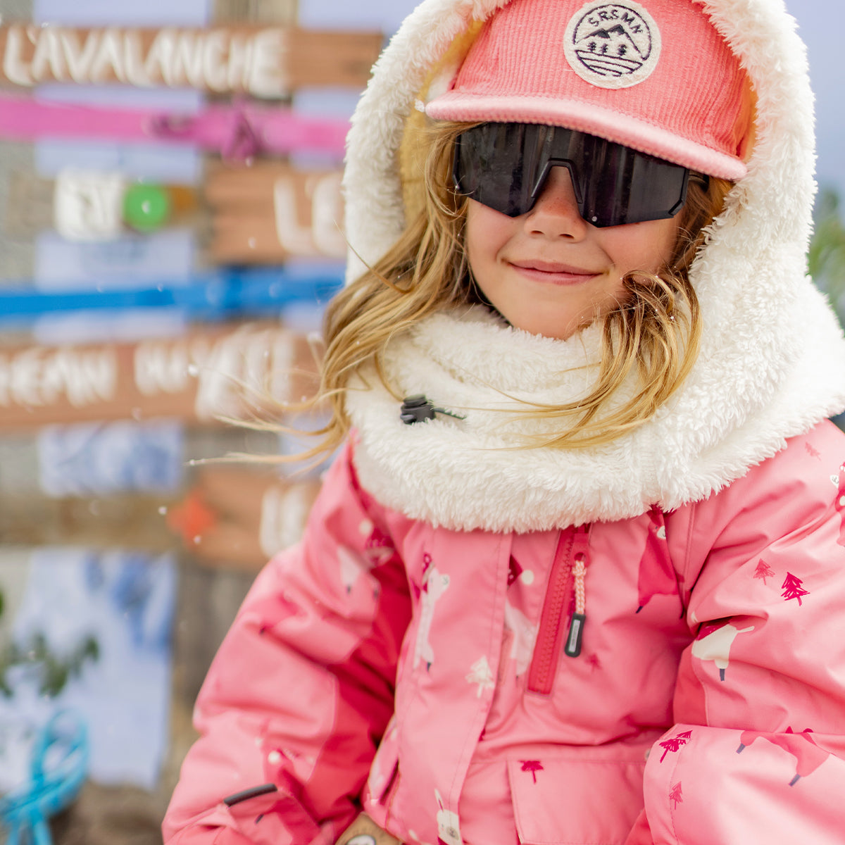 Photo d'un enfant portant le passe-montagne crème en peluche, enfant