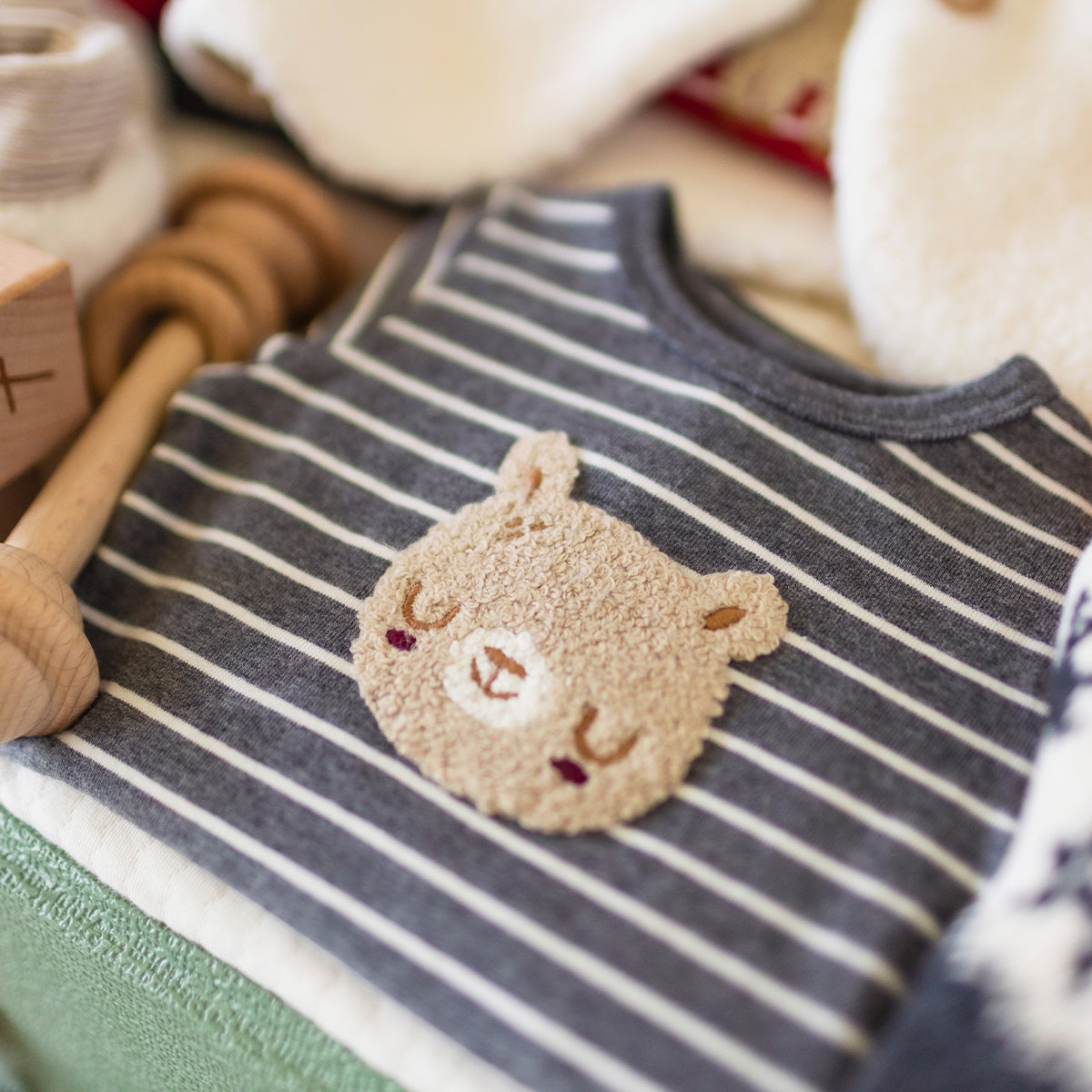 Zoom détails du cache-couche gris à rayures, naissance