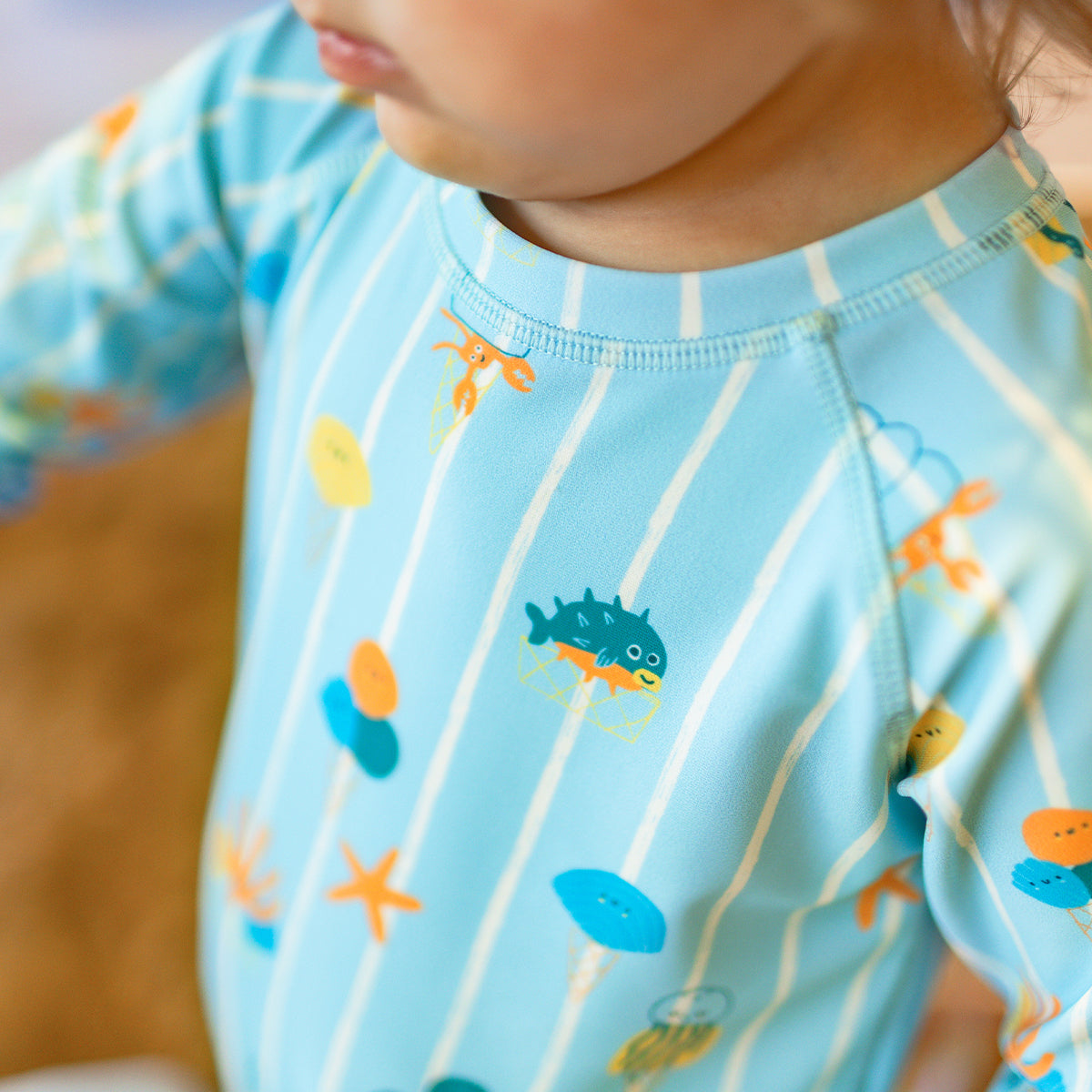 Maillot de bain une pièce bleu avec rayures et motifs, bébé