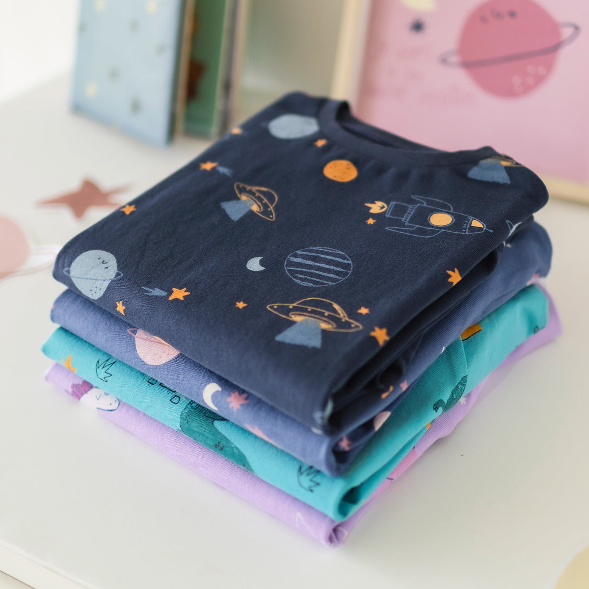 Présentation du pyjama deux pièces bleu marine à motifs de planètes, enfant