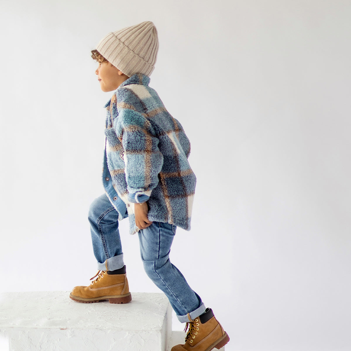 Photo d'un enfant portant la surchemise bleue à carreaux, enfant
