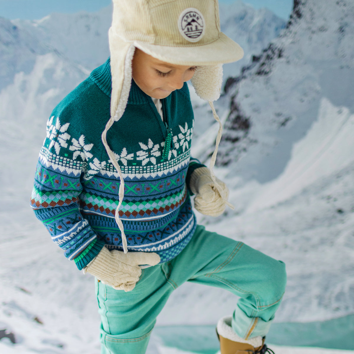 Photo d'un enfant portant le chandail sarcelle en tricot avec motifs, enfant