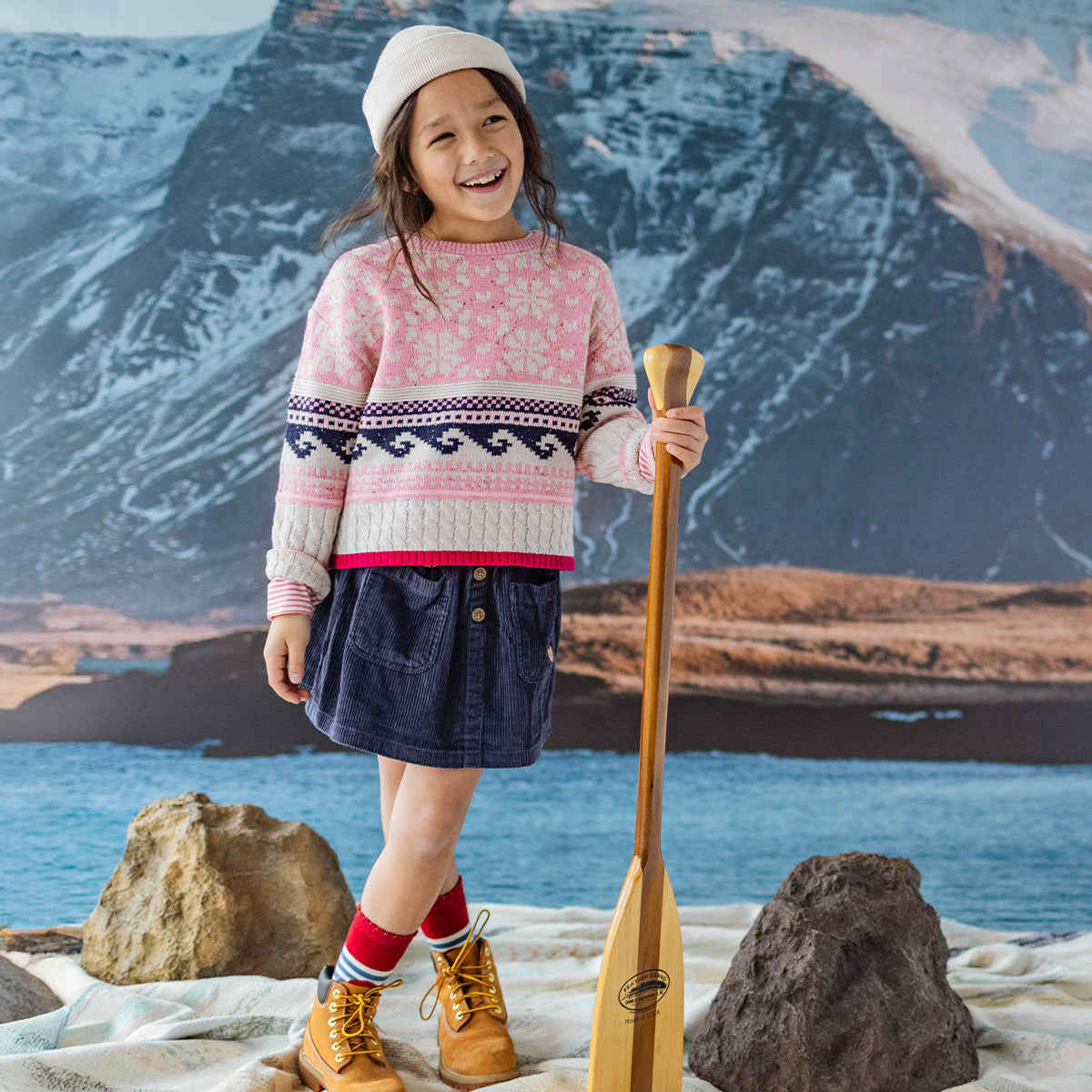 Photo d'un enfant portant le chandail rose en tricot, enfant