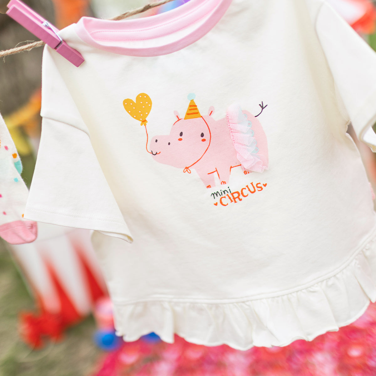 Présentation du t-shirt crème avec illustration, bébé