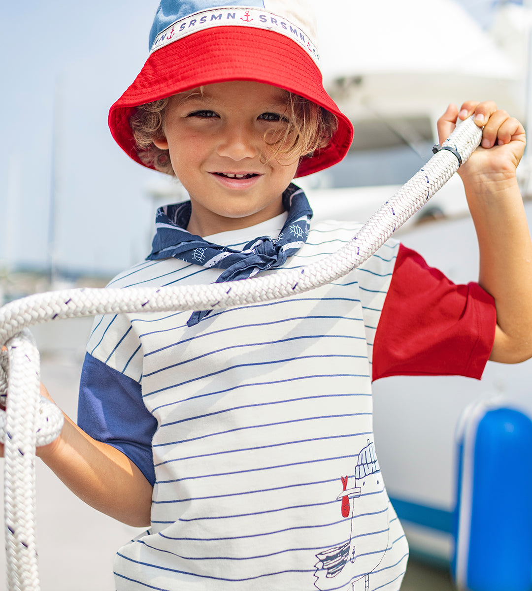 Photo d'un enfant portant le foulard bleu foncé à motifs, enfant