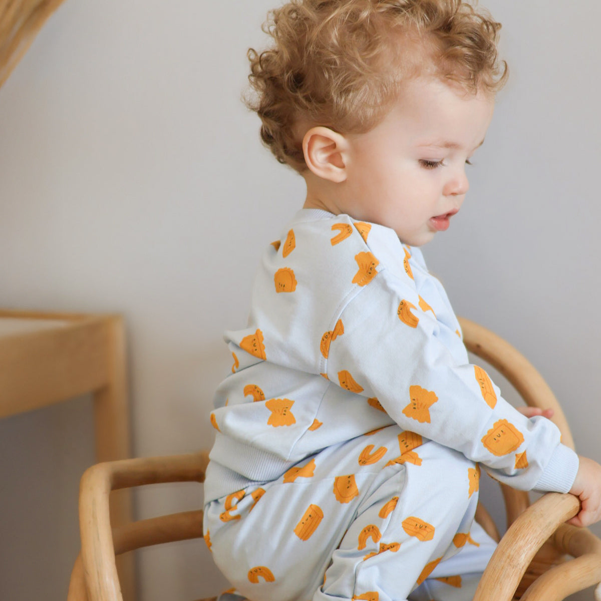 Pantalon bleu à motifs de pâtes, naissance