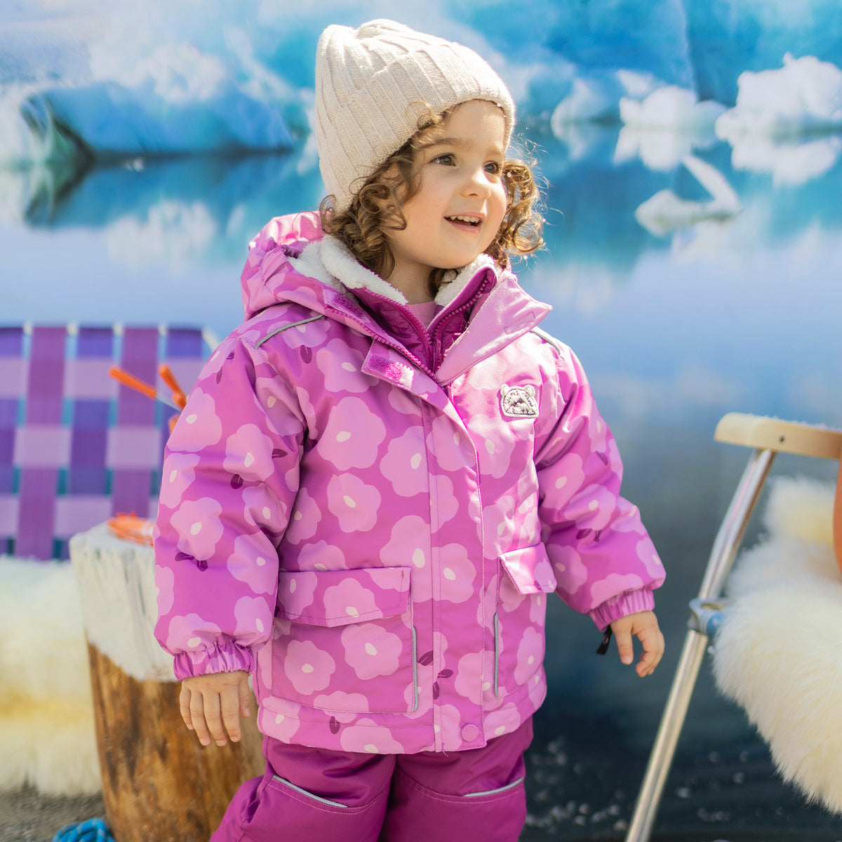 Photo d'un bébé portant l'habit de neige 3 en 1 mauve avec fleurs, bébé