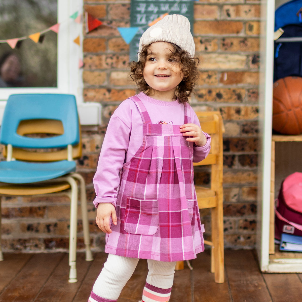Photo d'un enfant portant le t-shirt mauve avec imprimé, bébé