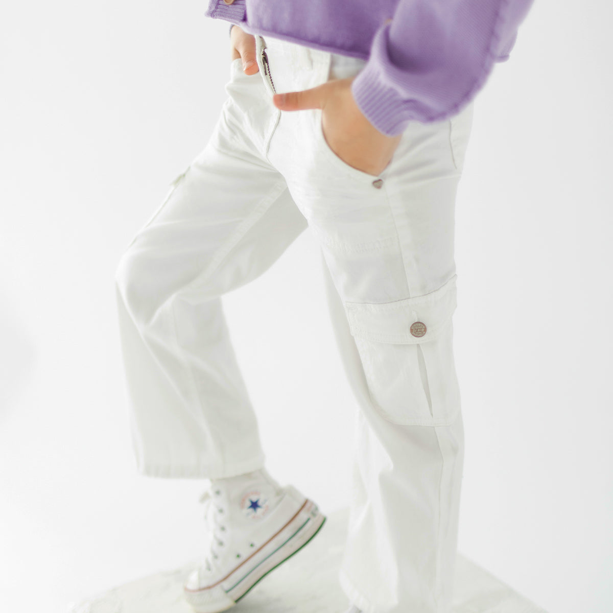 Photo d'un enfant portant le jean crème à poches cargo, enfant